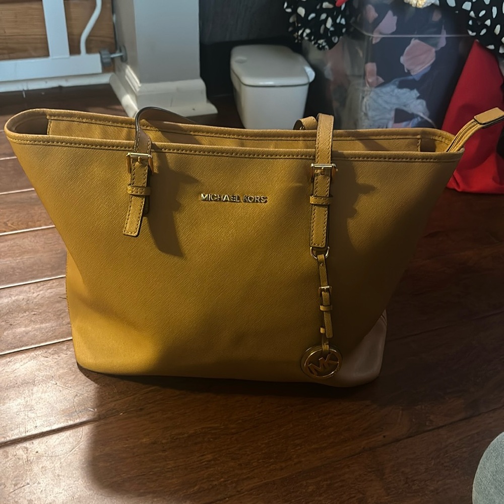 Michael Kors pocket book